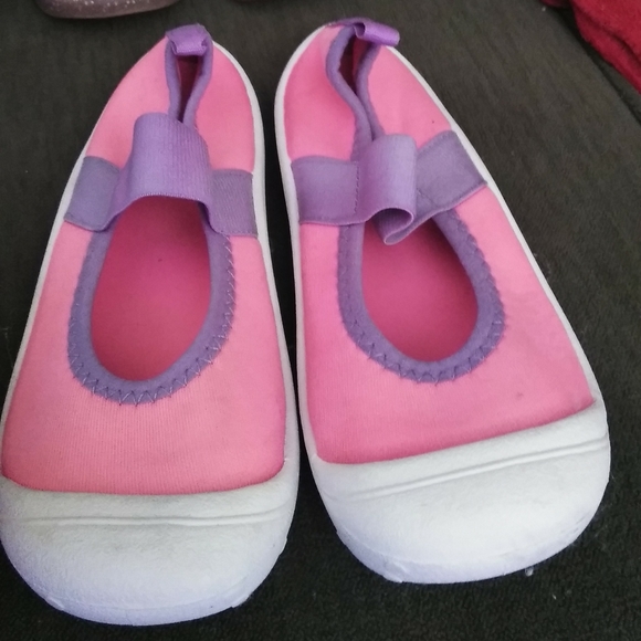 Girls/toddler shoes and 1pair of slippers - Picture 3 of 7